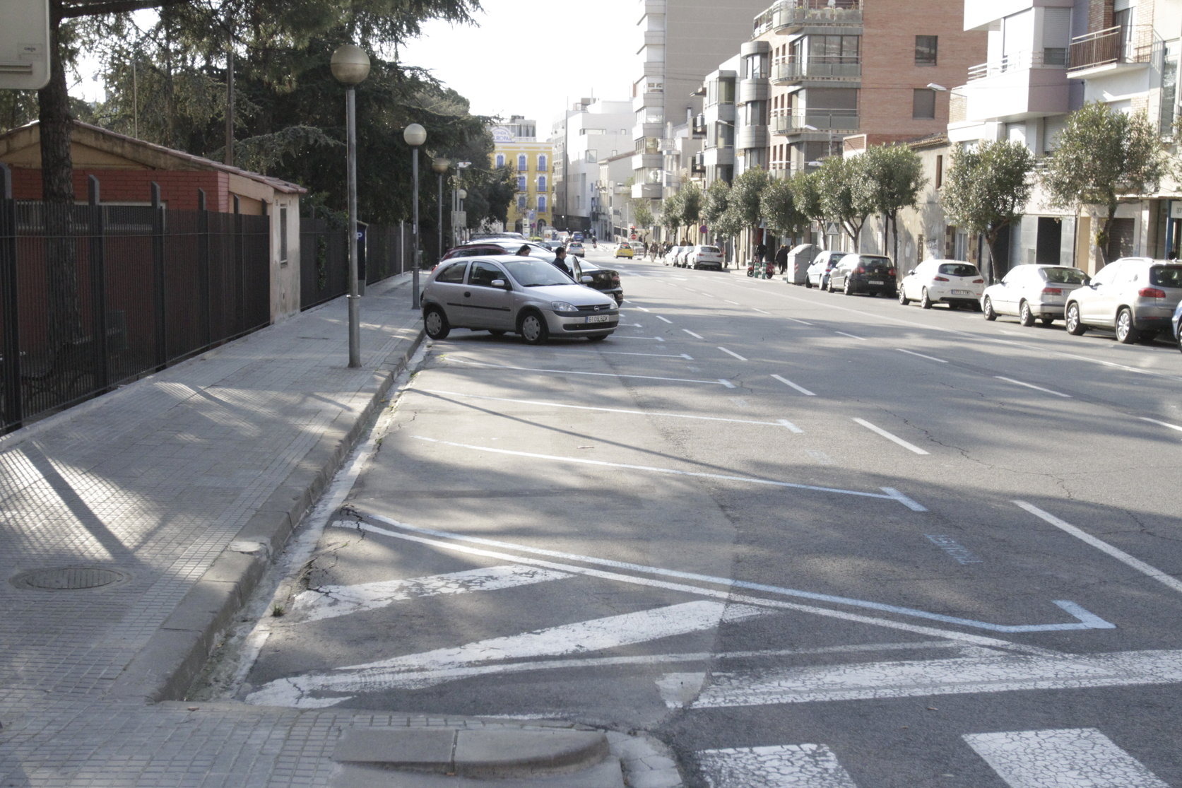 La vorera sud del carrer, a tocar del parc Torras Villà, passarà a tenir aparcament en línia i es perdran algunes places