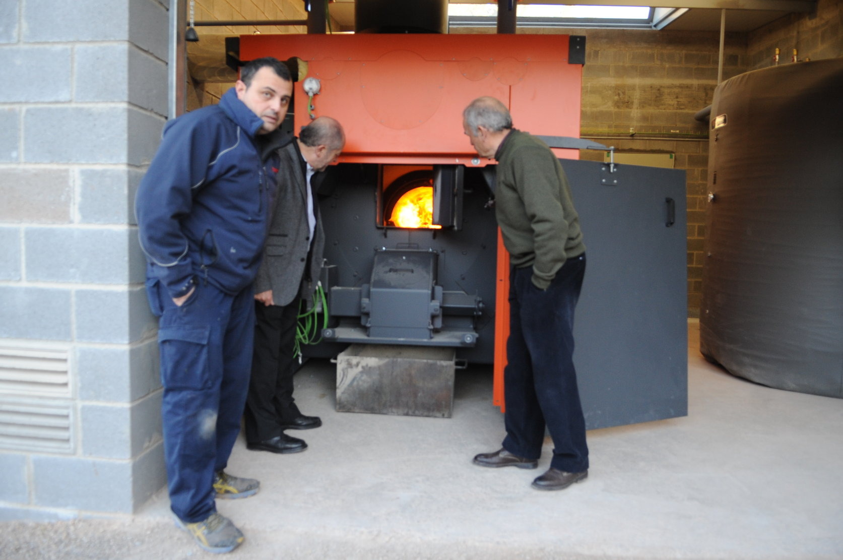 La caldera de biomassa que alimenta els equipaments d'Aiguafreda