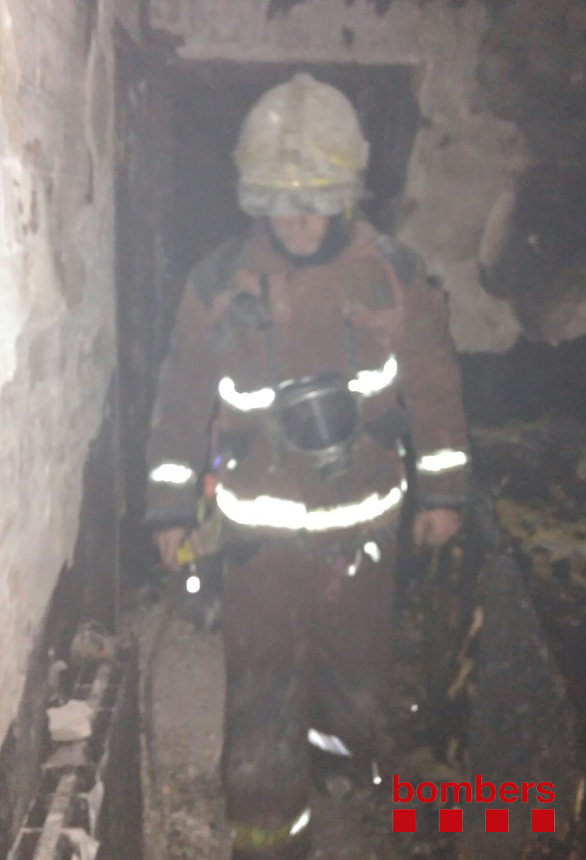 Un bomber a l'interior del pis afectat pel foc aquest dilluns a la nit