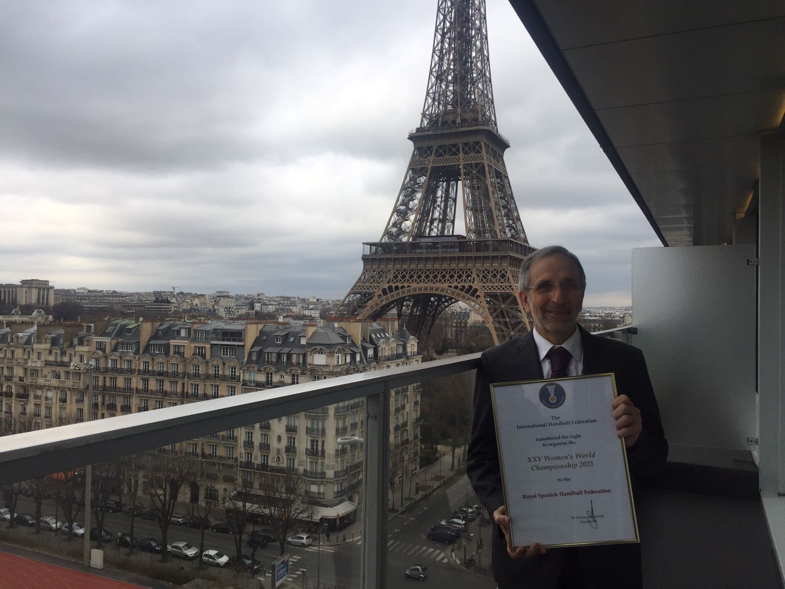 L'alcalde de Granollers, Josep Mayoral, amb el certificat d'obtenció del Mundial 2021, aquest dissabte al migdia a París