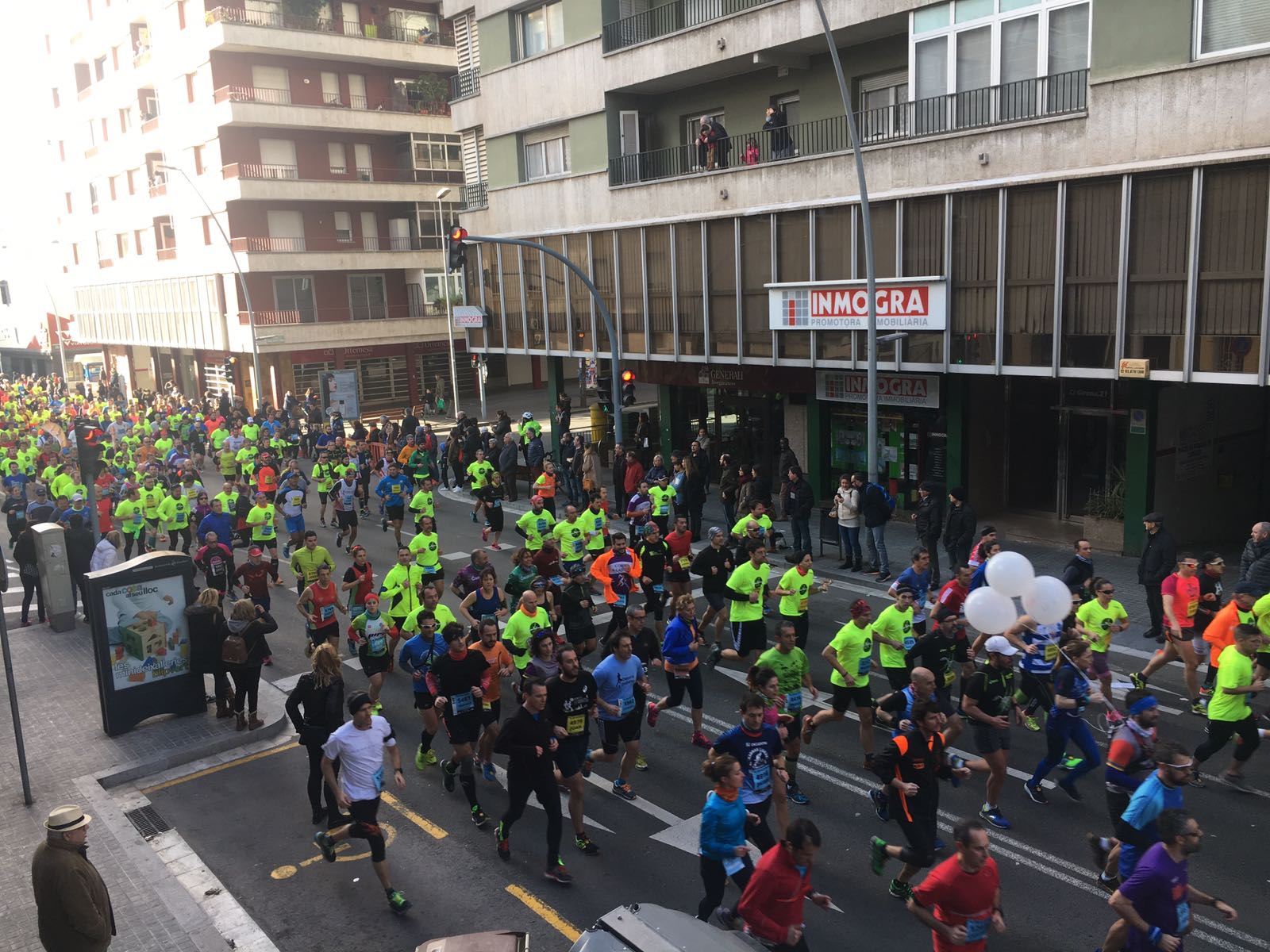 Els atletes al carrer Girona, poc després de la sortida