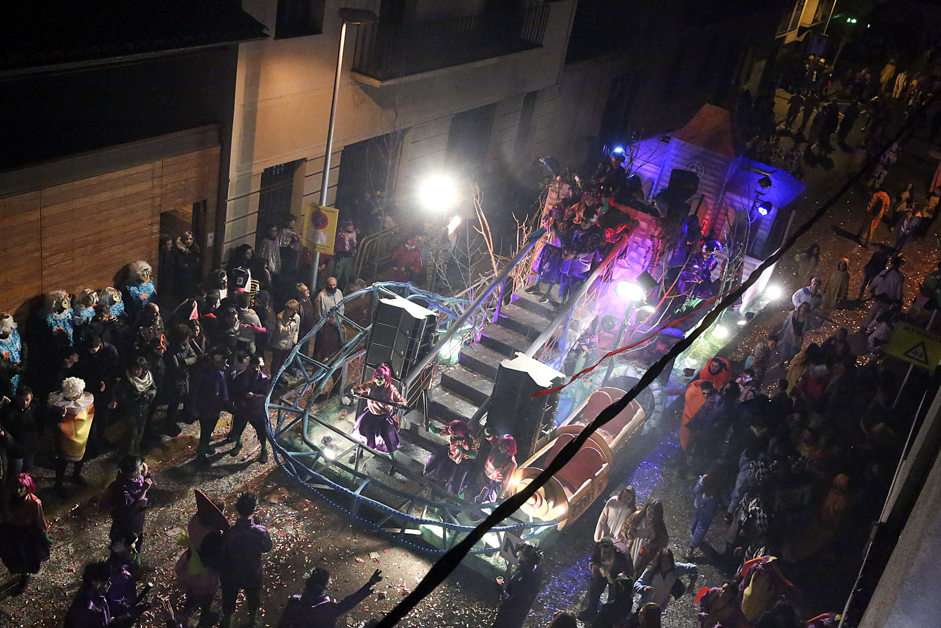 Una de les carrosses que va participar al carnaval de Torelló dissabte a la nit