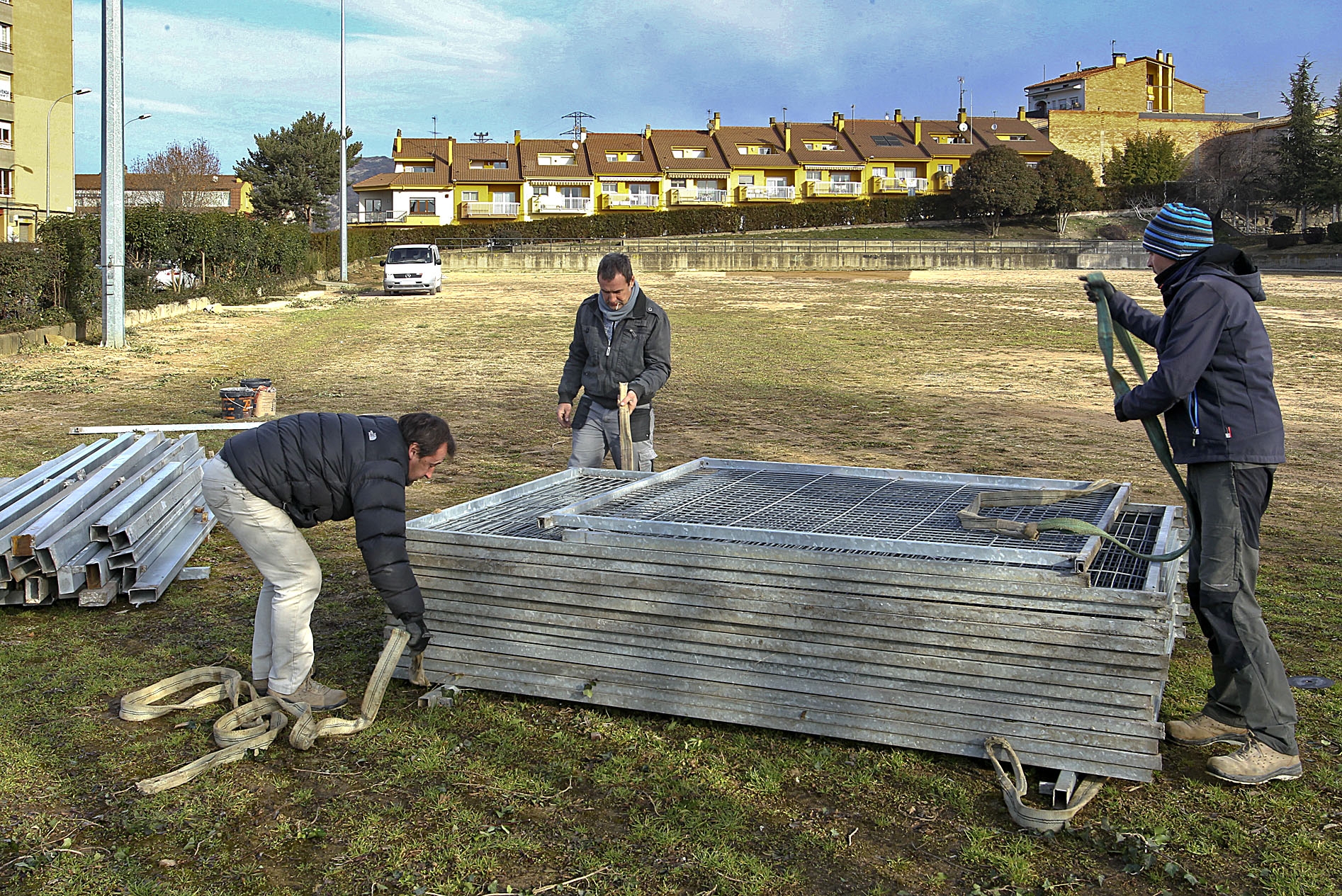 Retirada de les tanques metàl·liques del camp de futbol del barri de Montserrat de Torelló