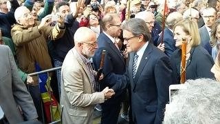 Artur Mas saluda l'alcalde de Sant Celoni. Francesc Deulofeu, durant la concentració convocada arran de la declaració de l'expresident en el sumari obert pel 9N