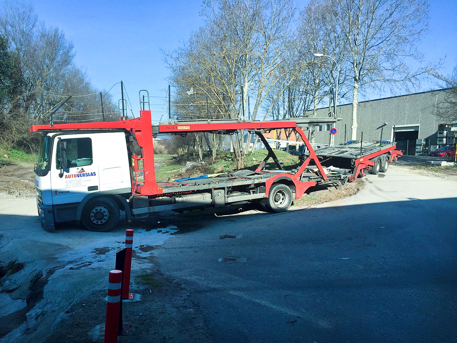 El camió atrapat al gual de la riera de Vilamajor, a Llinars