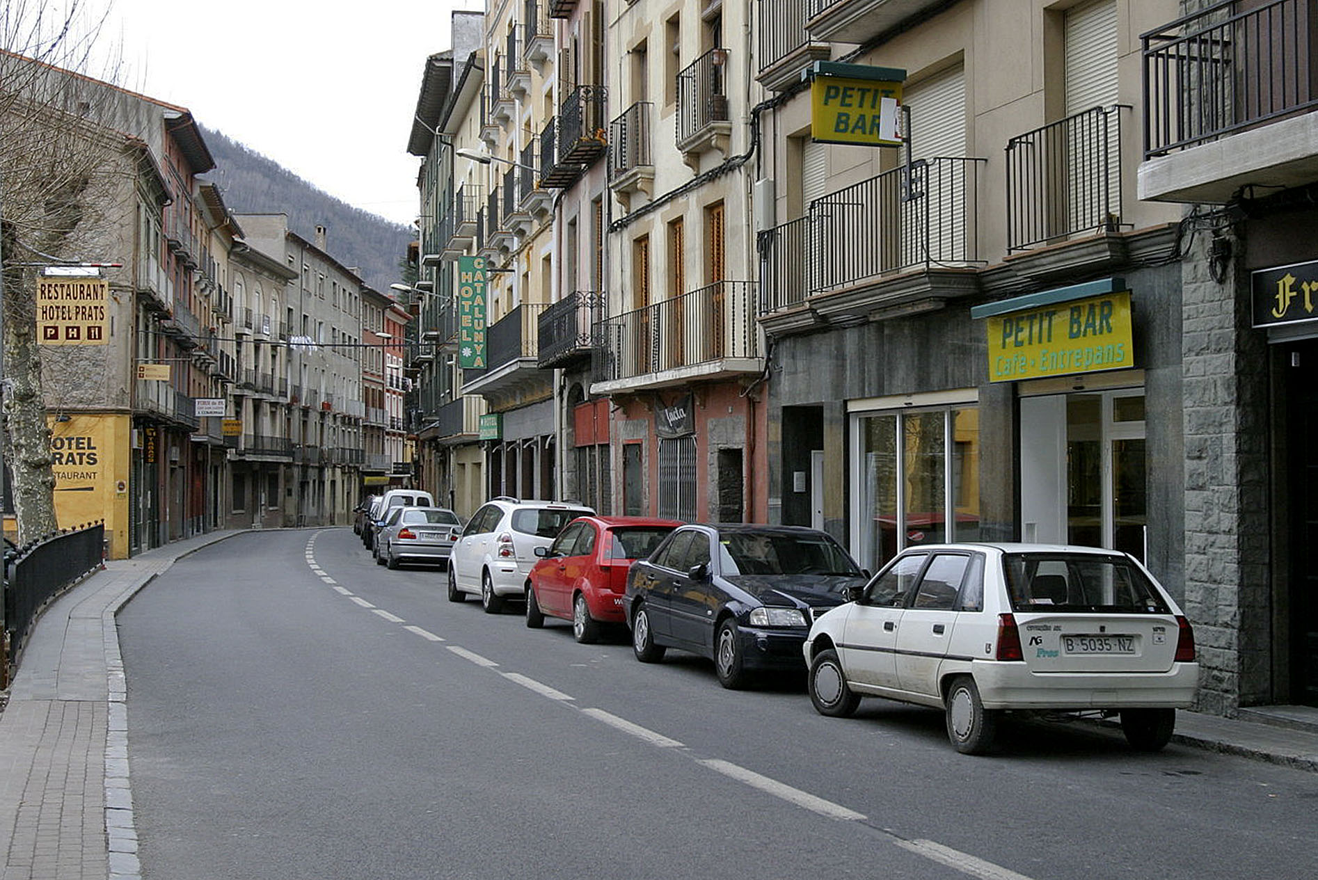 Imatge d’arxiu de vehicles aparcat al centre de Ribes