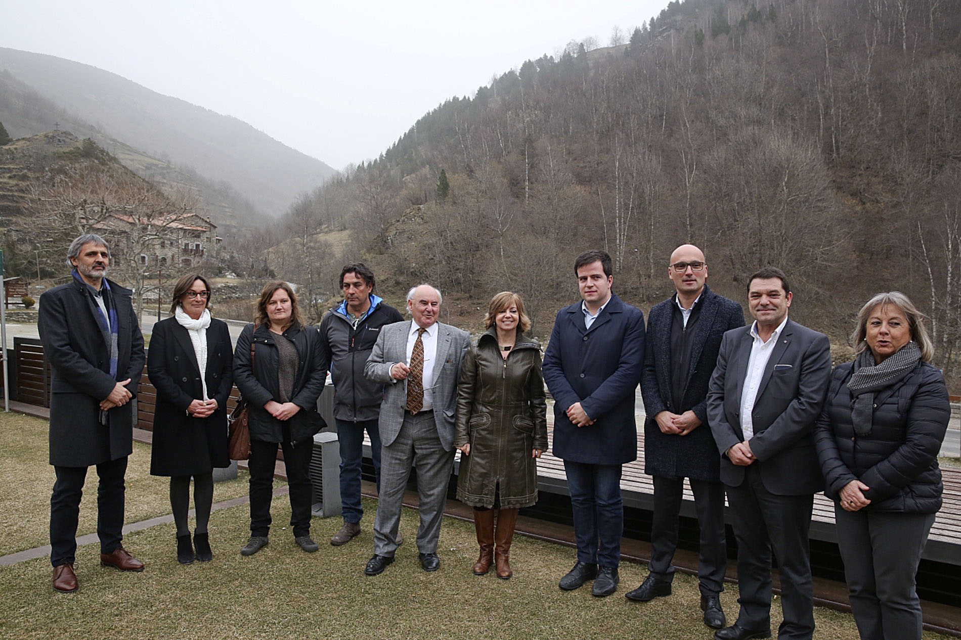 La consellera Meritxell Borràs amb el president del Consell Comarcal i alcaldes del Ripollès, dijous en la presentació