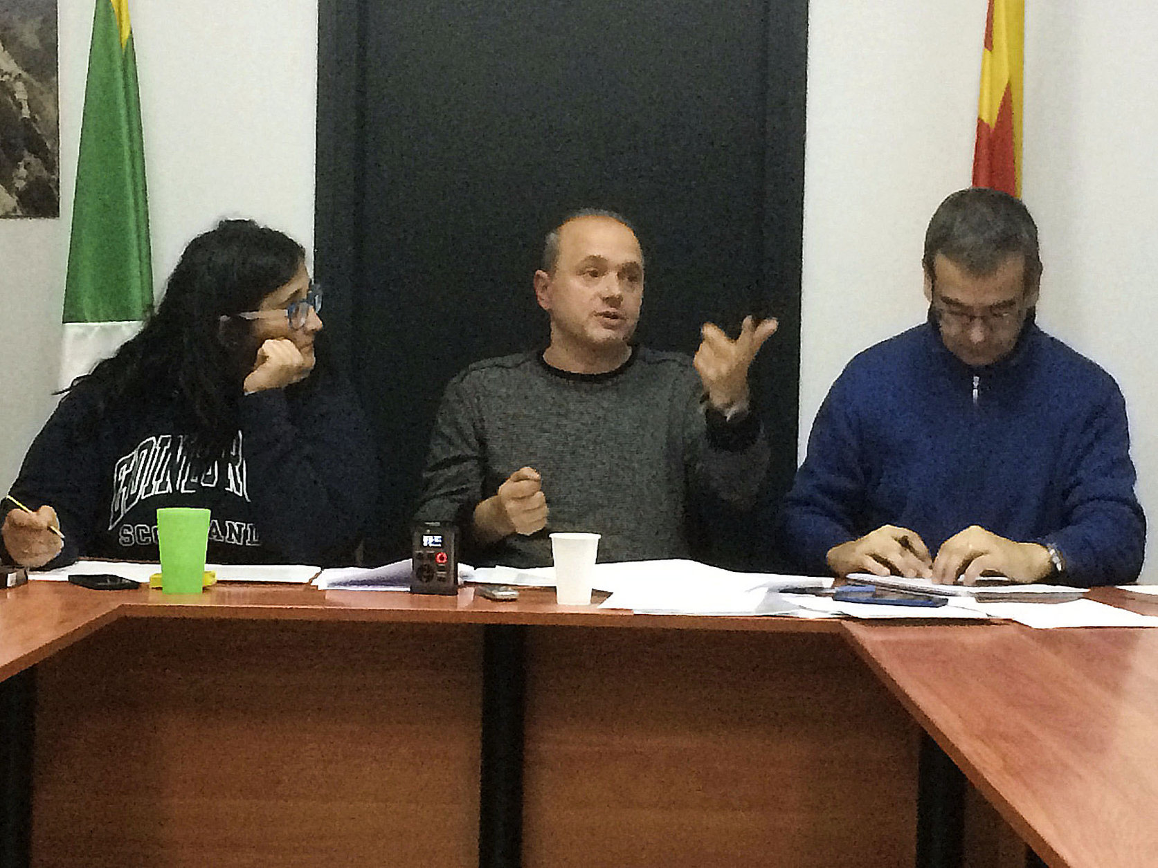 La primera tinent d'alcalde, Griselda Castells, l'alcalde Jordi Fàbrega i el secretari de l'Ajuntament en un ple al desembre