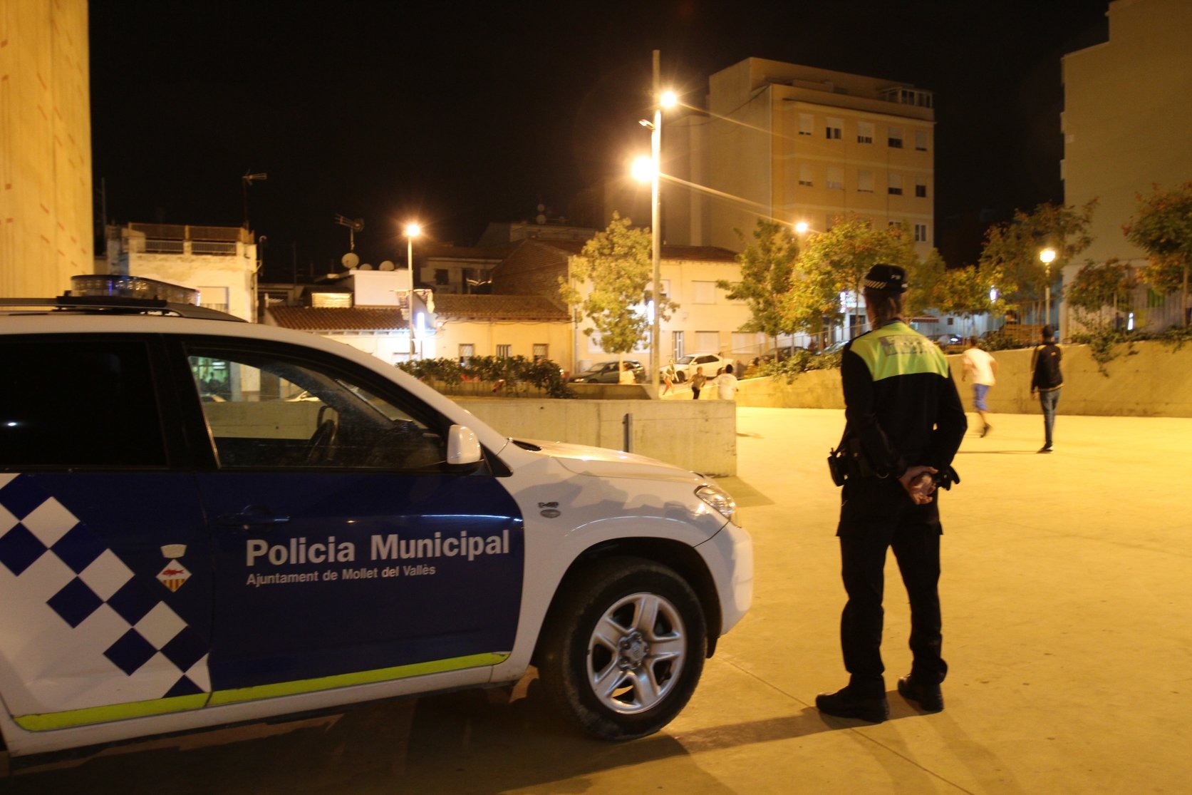 Un agent de policia de Mollet a la plaça Joan Miró en una imatge d'arxiu