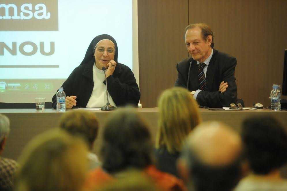 Sor Lucía Caram, amb el director general d'EL 9 NOU, Jordi Molet, en un moment de la conferència