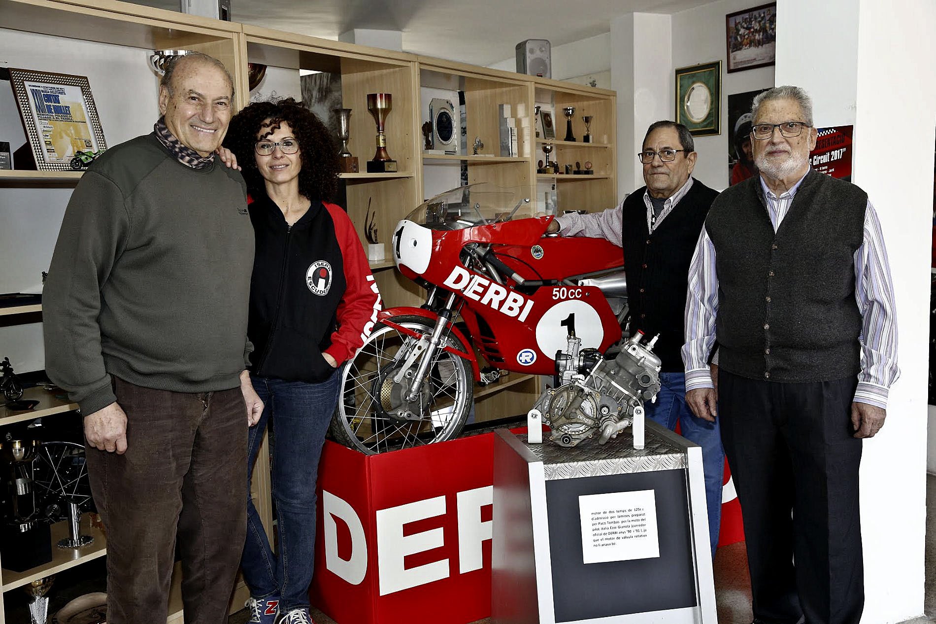 D'esquerra a dreta, Josep i Glòria Isern, Toni Palau i Ramon Farré, al costat d'un motor en què va treballar Tombas