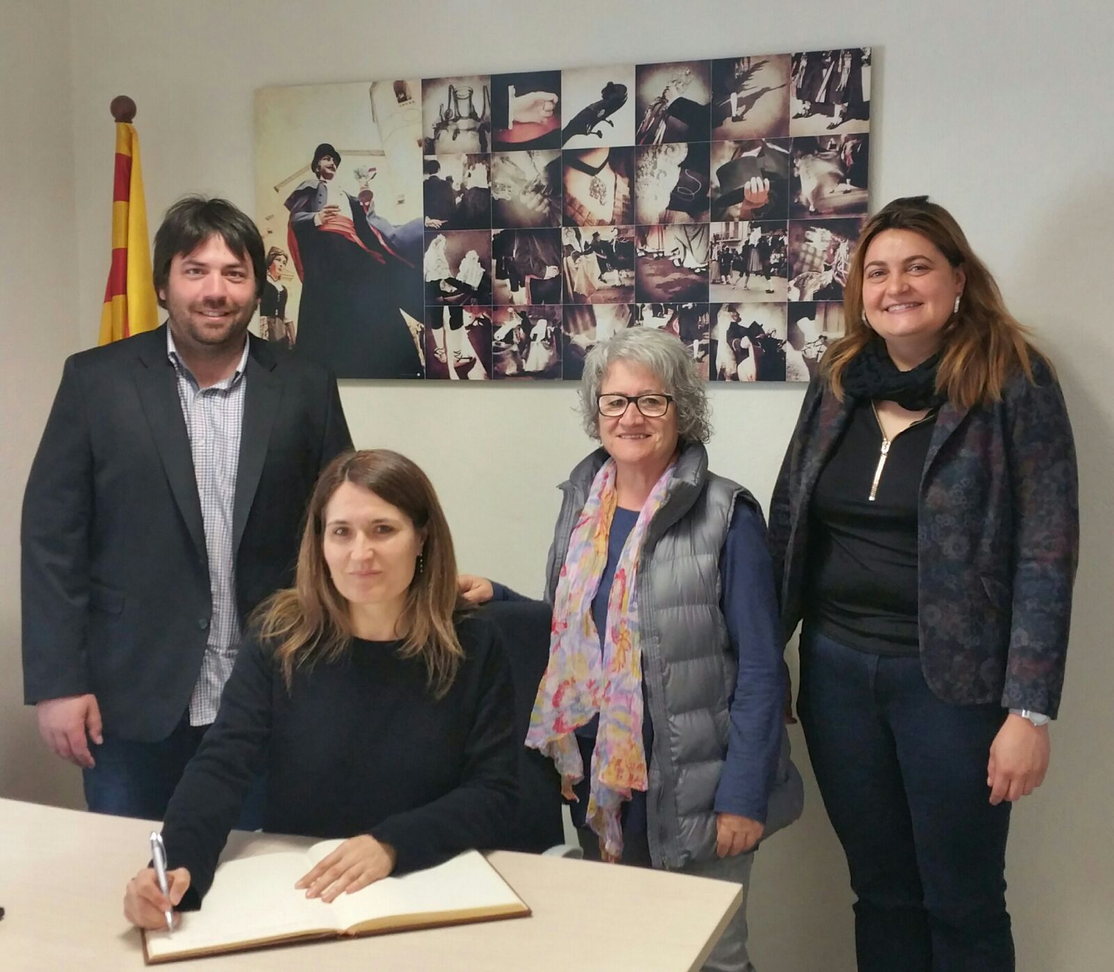 La delegada del Govern, Laura  Vilagrà, signa al Llibre d'Honor de l'ajuntament de Prats de Lluçanès