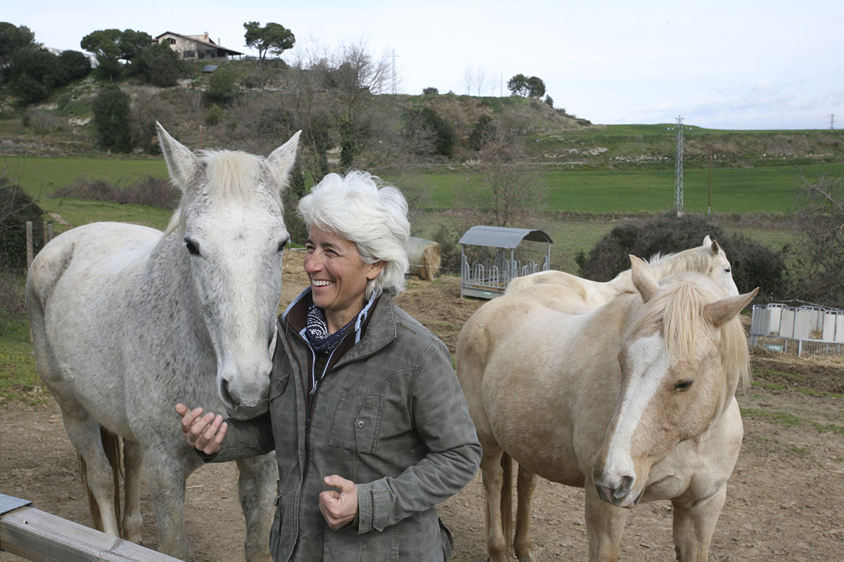Alícia Monter, amb alguns dels cavalls de la camada