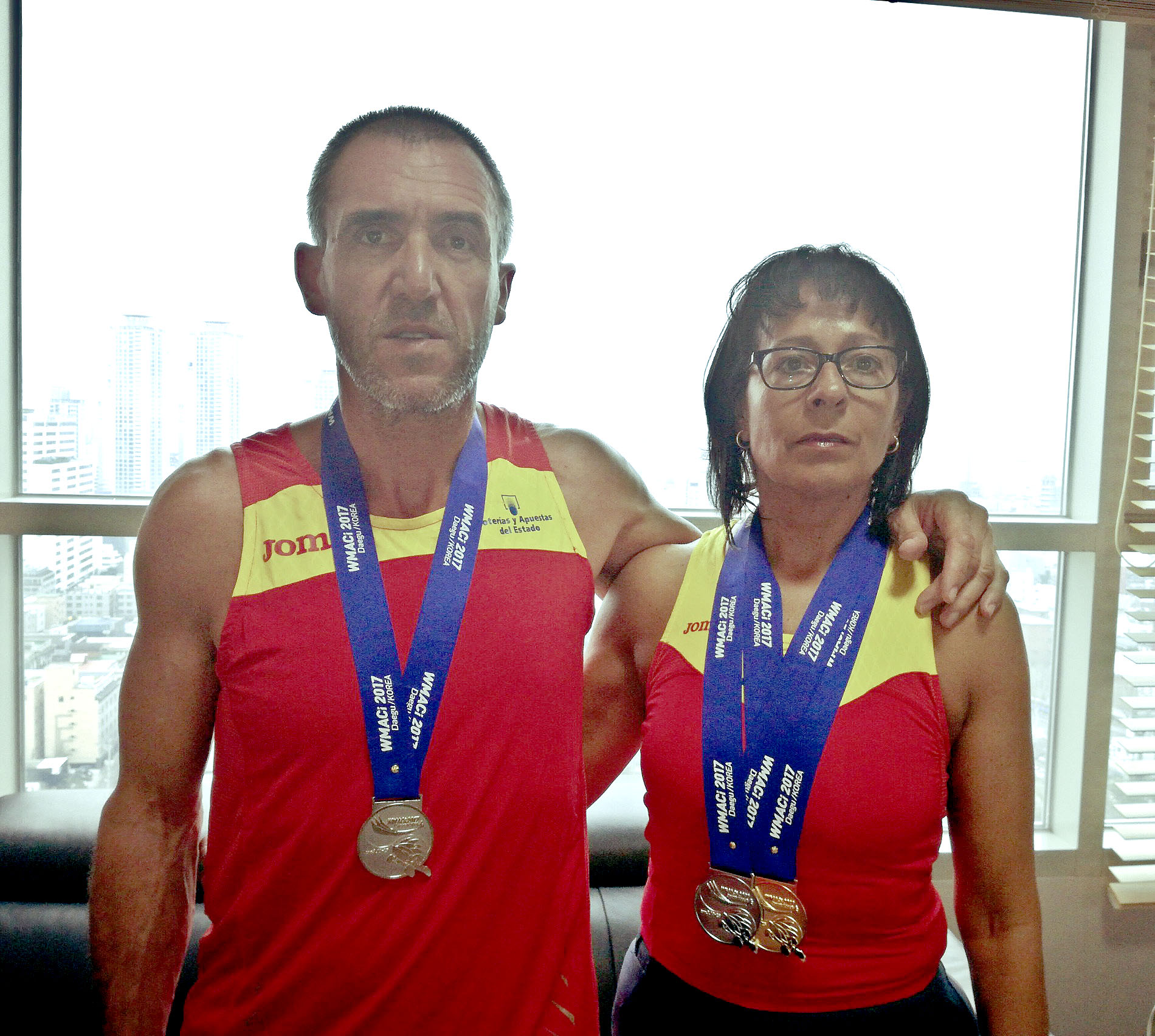 Andreu Vilarrasa i Àngels Noell, amb les medalles obtingudes al Mundial de Corea del Sud