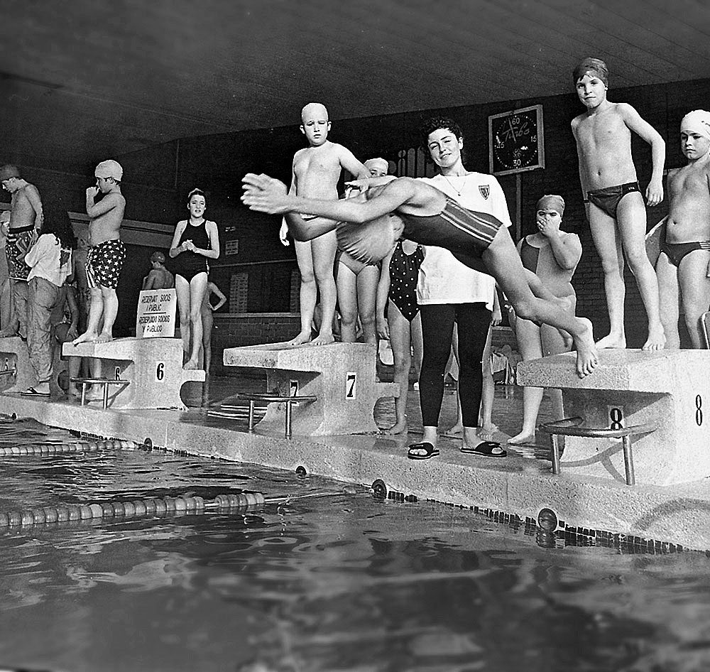 La primera piscina coberta es va inaugurar el 1972. Generacions de granollerins hi han passat per aprendre a nedar