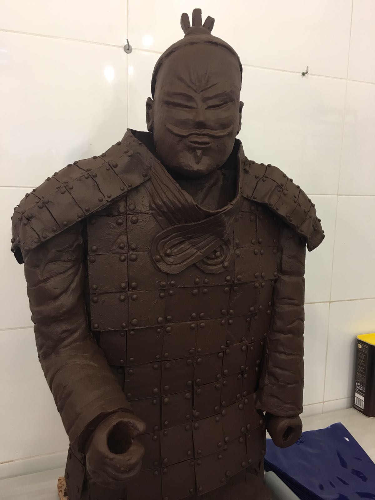Imatge parcial del guerrer, que té exposat a l'aparador de la nova botiga