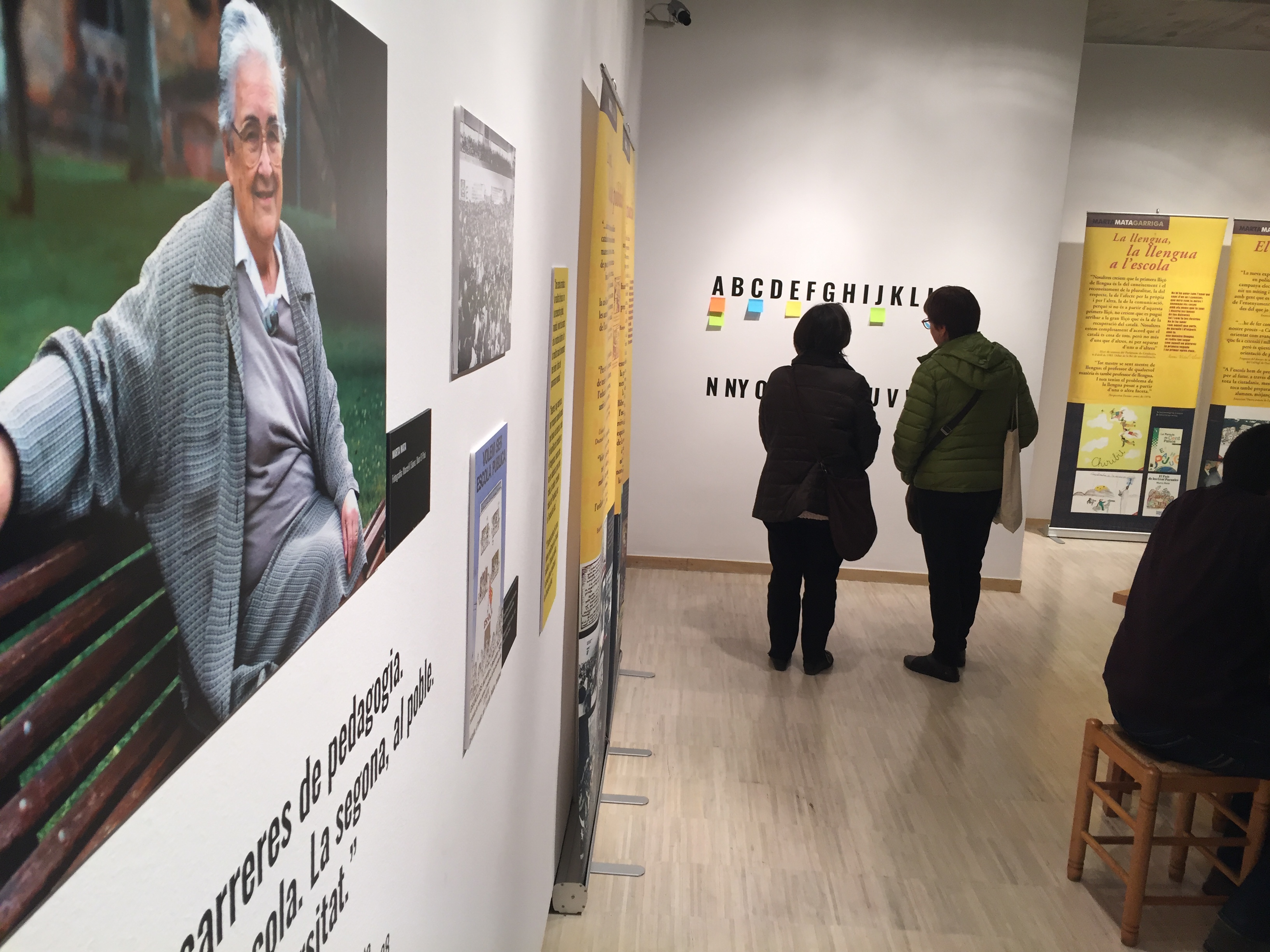 Visitants de l'exposició que Granollers dedica a Marta Mata