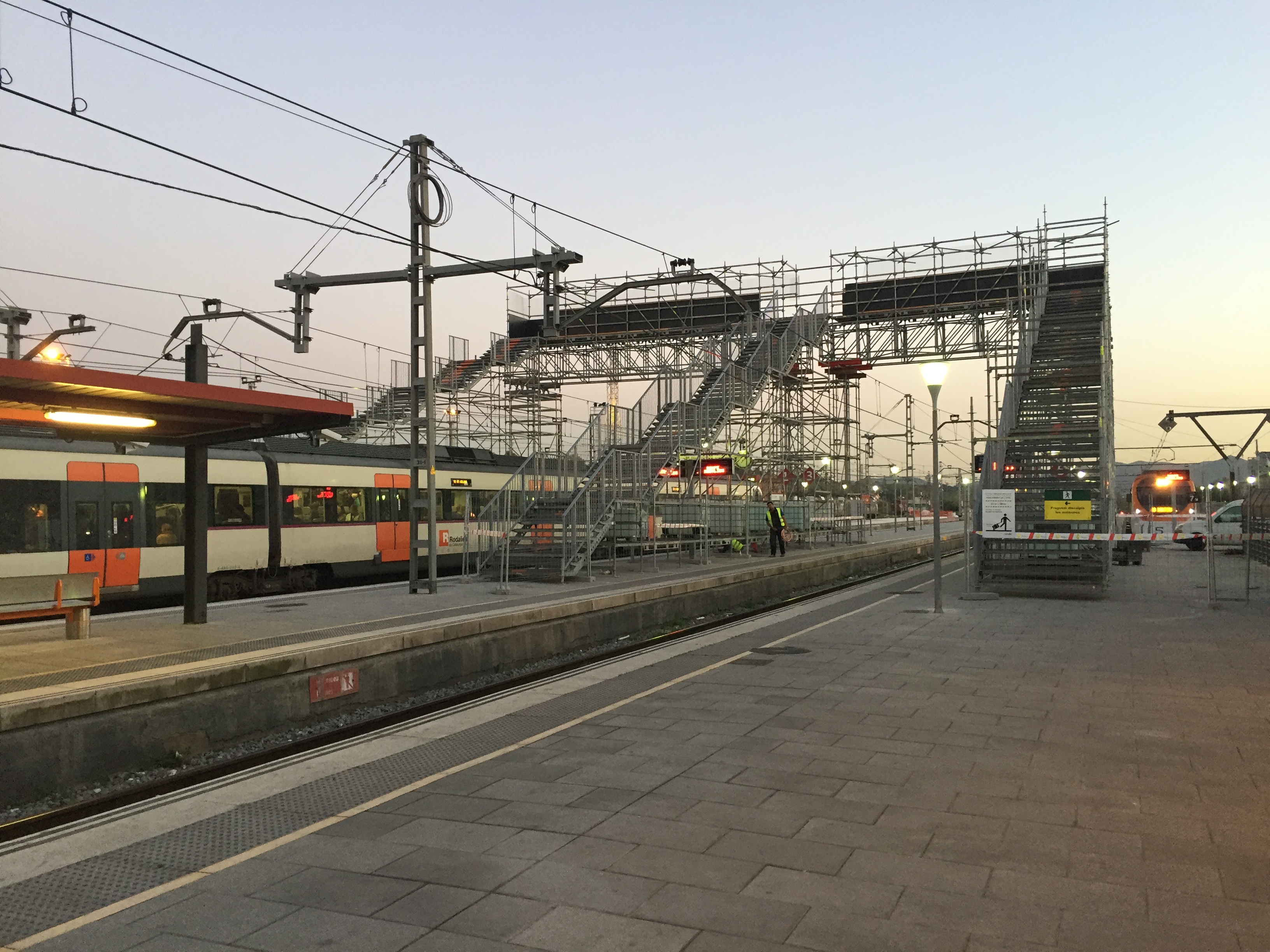 La passarel·la metàl·lica provisional muntada a l'estació