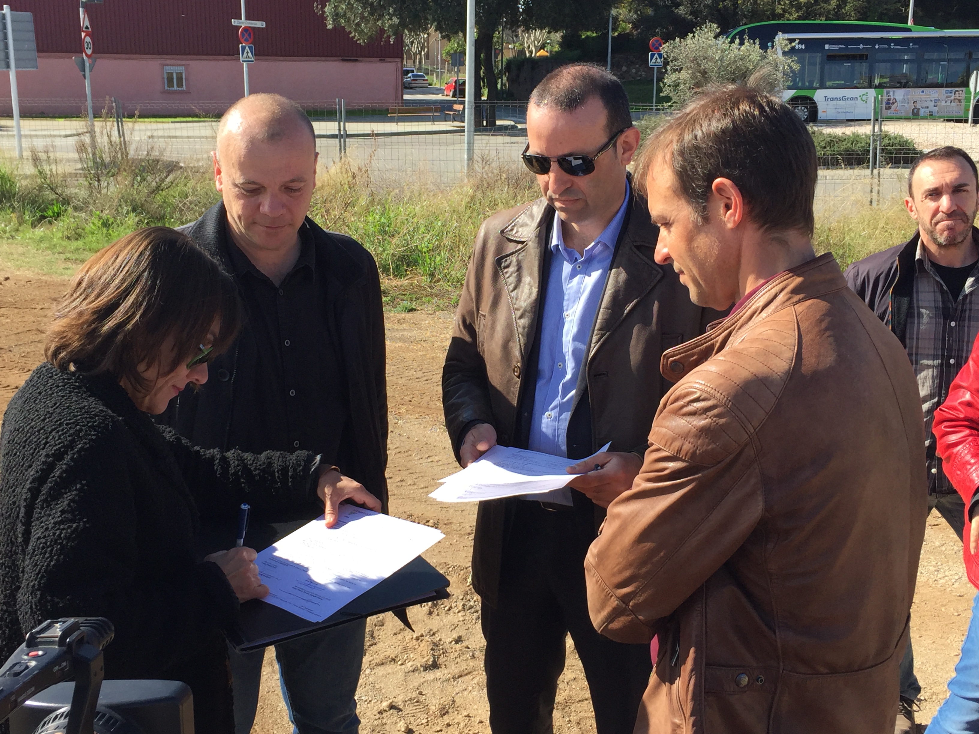 L'alcalde i tècnics de l'empresa adjudicatària i la Generalitat en l'acte de replanteig de l'obra