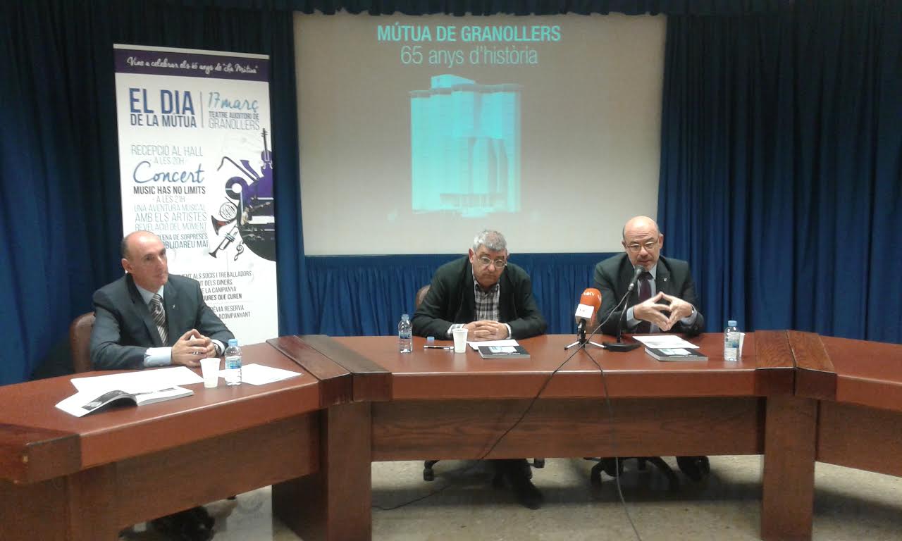 D'esquerra a dreta, Jaume Bages, president de la Mútua de Granollers, Paco Monja, autor del llibre, i Ramon Daví, expresident de l'entitat, durant la presentació de llibre aquest divendres al migdia