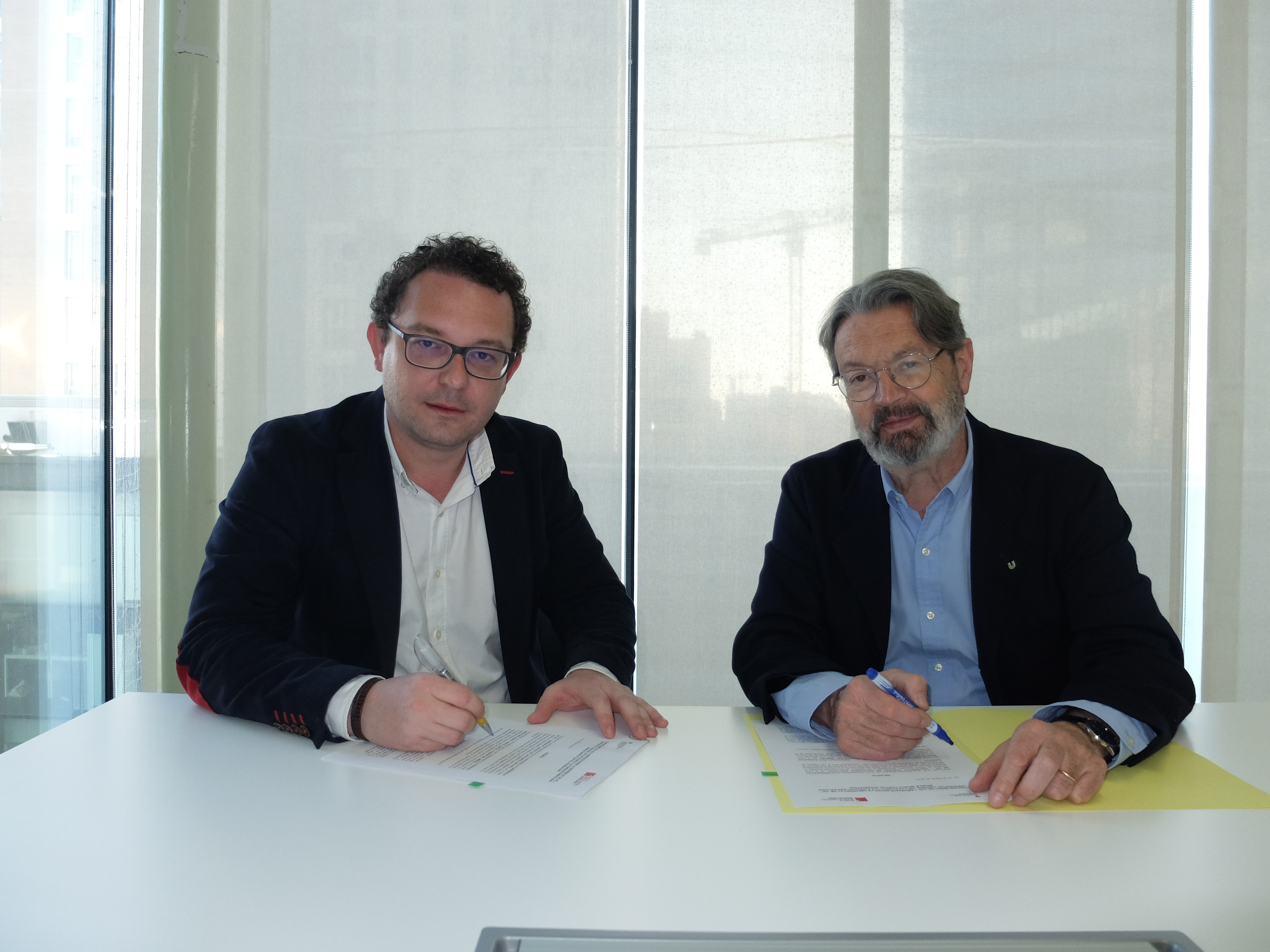 El rector de la UVic-UCC, Jordi Montaña, i el director general de Mobile World Capital Barcelona,  Aleix Valls, en el moment de la signatura