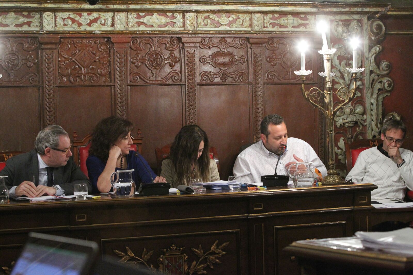 Josep Arimany, Anna Erra, Susagna Roura, Benjamí Dòniga i Àlvar Solà durant el ple d'aquest dimarts