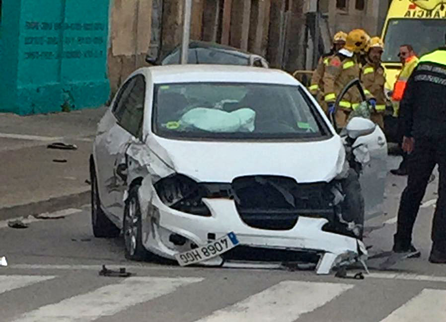 Un dels cotxes afectats al mig del carrer