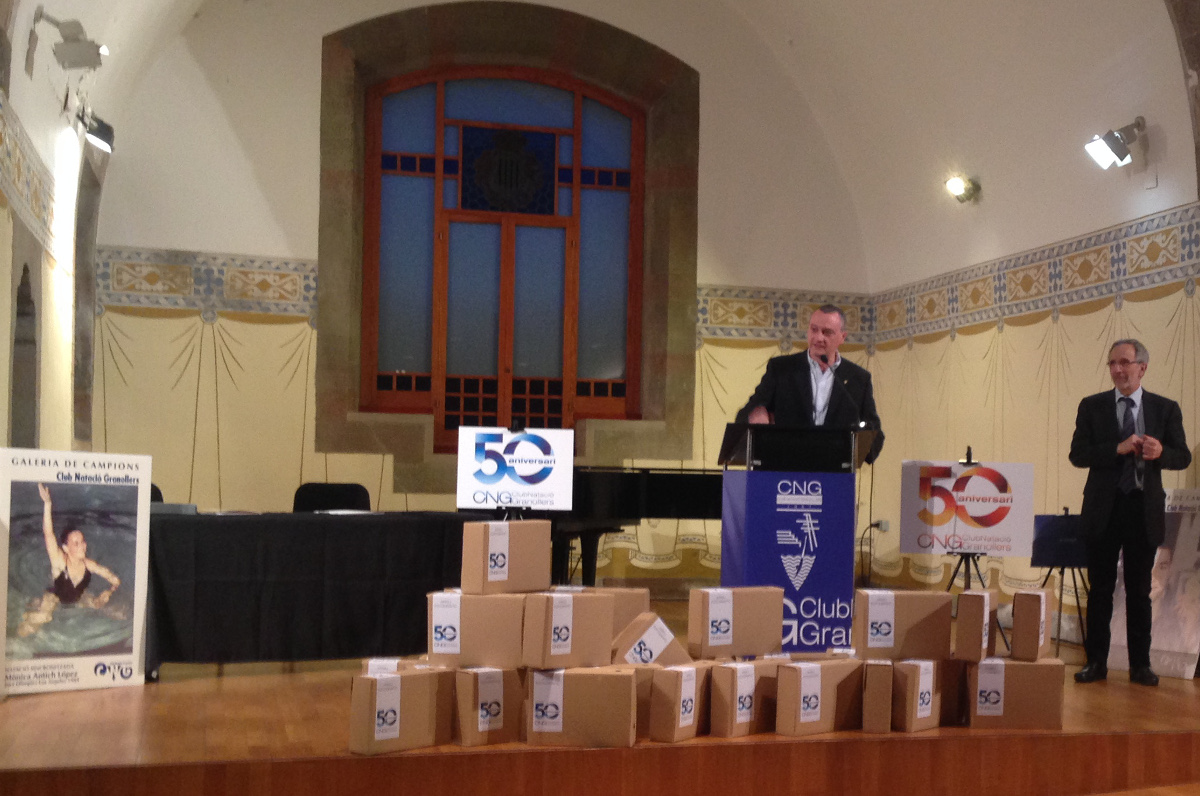 El president del CN Granollers, Josep M. Mas, i l'alcalde Mayoral (dreta), aquest dilluns a la sala tarafa, amb les caixes que contenen les 3.100 fotografies del fons