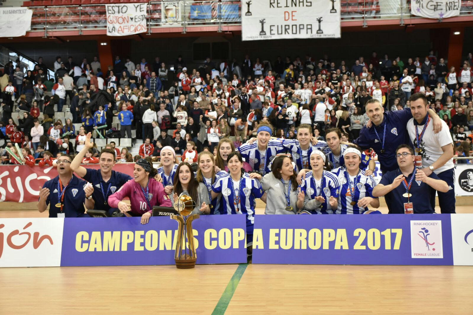 Les campiones amb el trofeu a la pista de Gijón