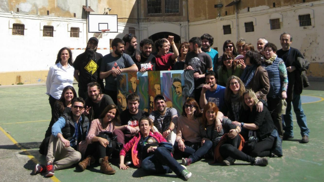 El grup amb mestres i voluntaris de la presó Model de Barcelona