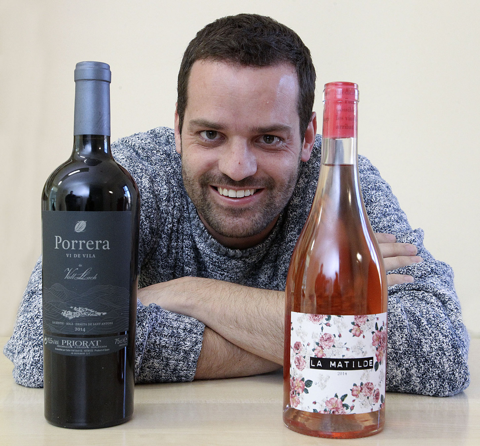 Albert Costa, amb dos dels seus vins