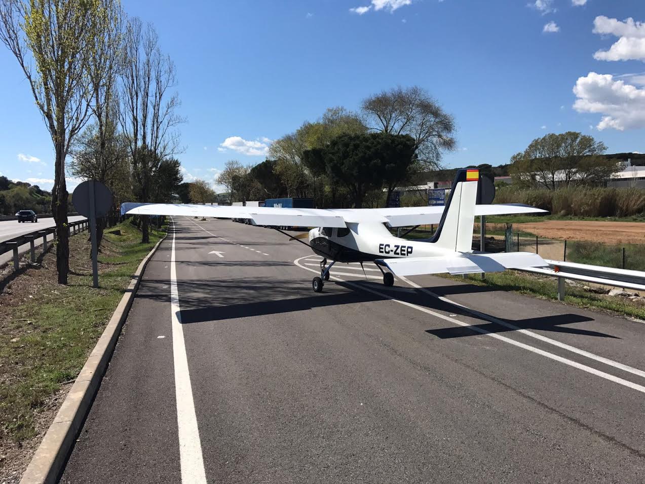 L'avioneta a l'àrea de descans després de l'aterratge