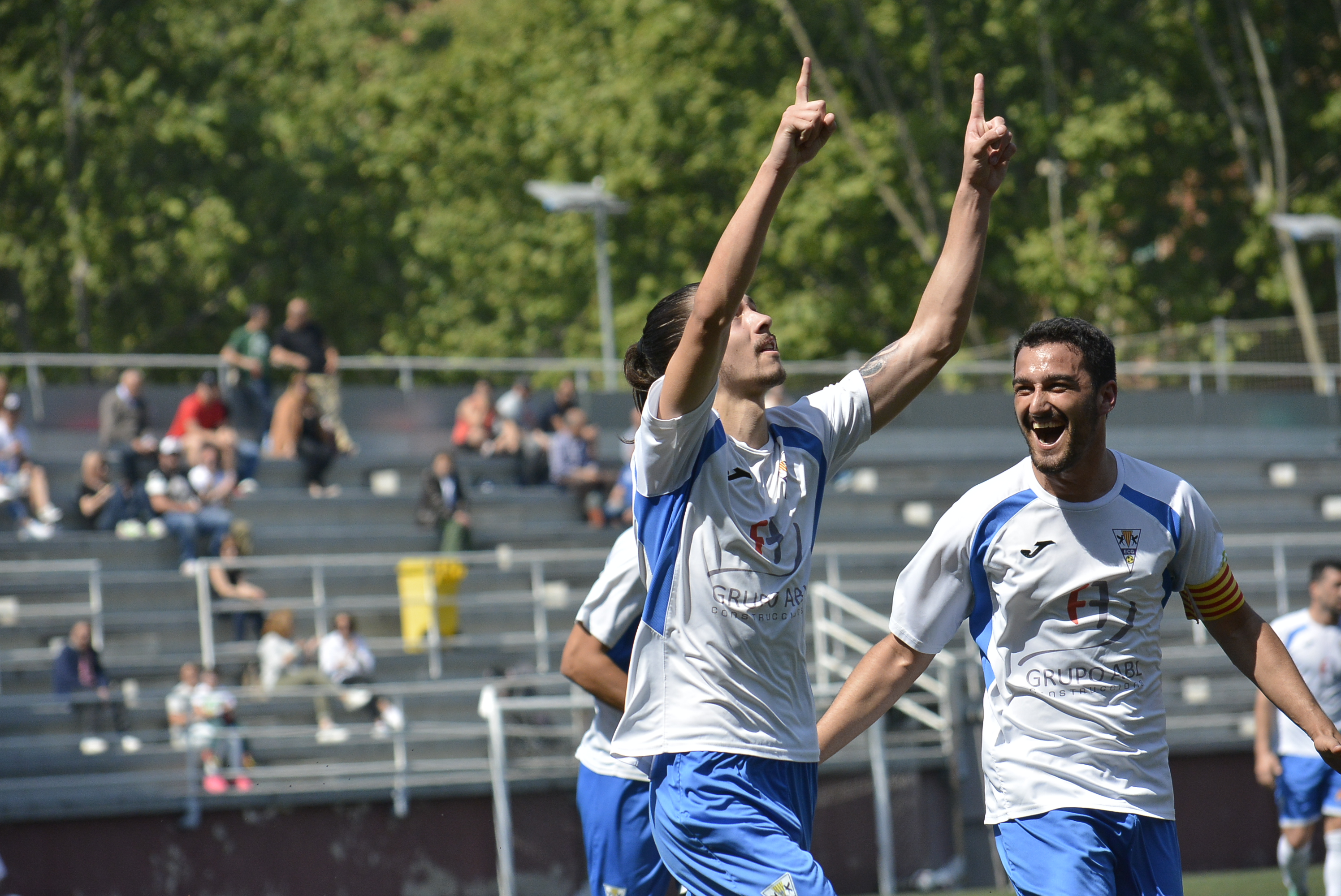 El capità de l'Esport Club Ricky Alcántara felicita Alejandro, que celebra el gol de l'empat a un