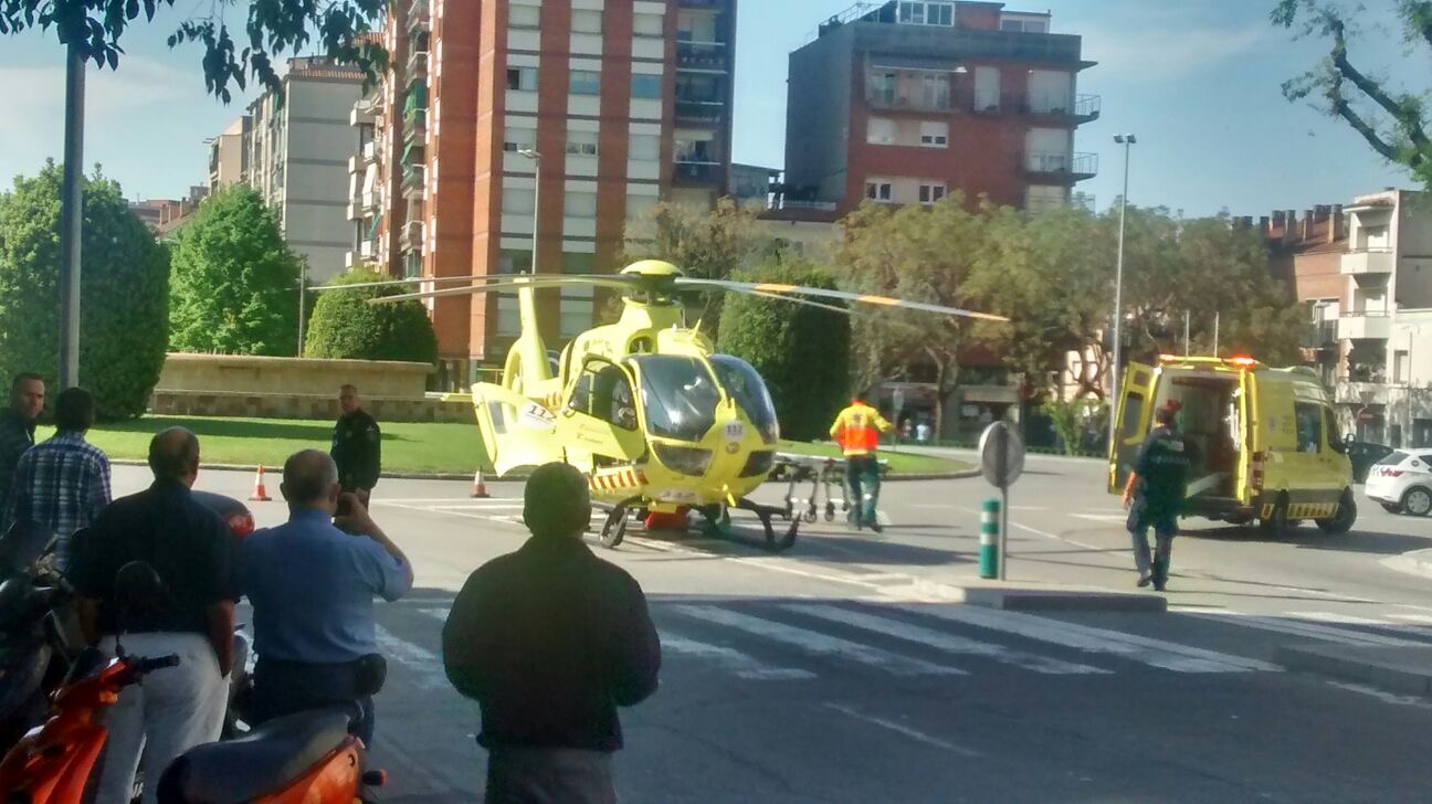 L'helicòpter a la banda nord de la plaça Serrat i Bonastre aquest dilluns al matí