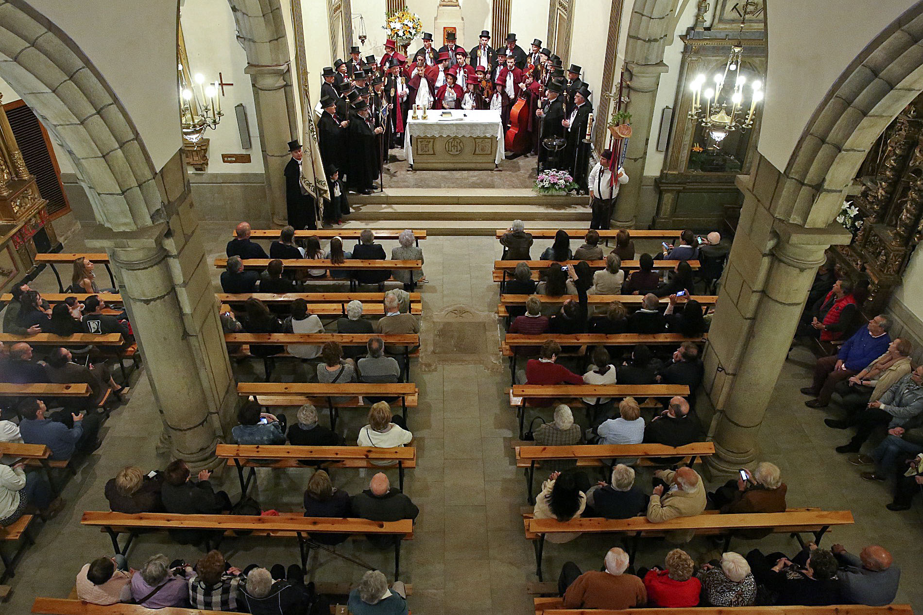 Els caramellaires cantant dins l'església de Sant Julià