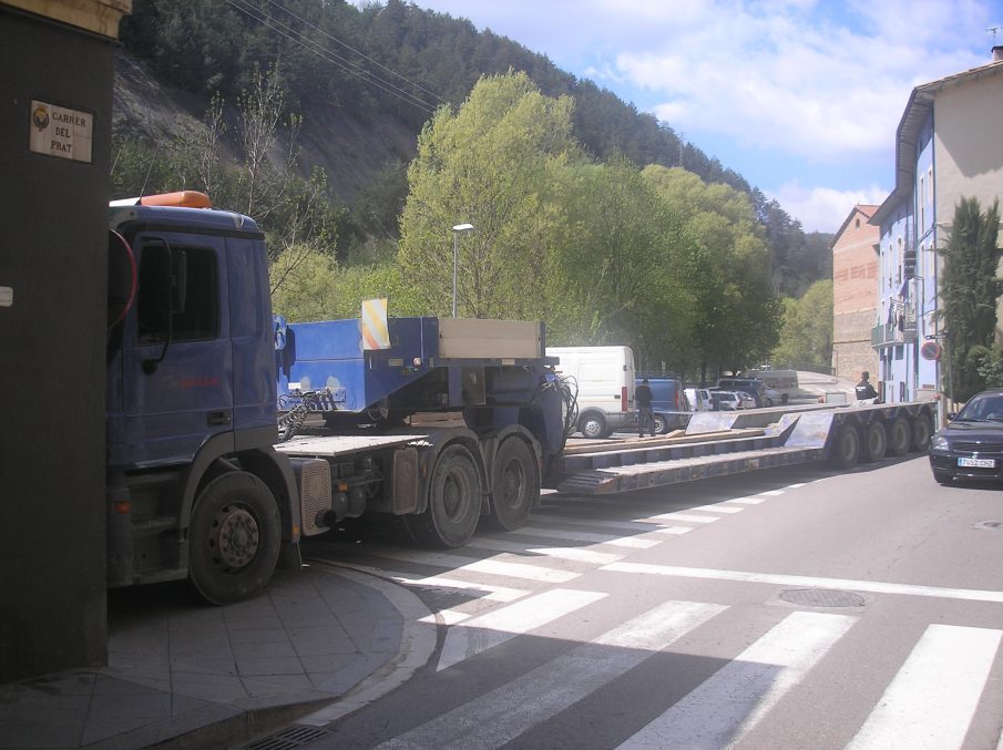 El camió va quedar encallat entre la carretera de Ribes i el carrer del Prat de Ripoll