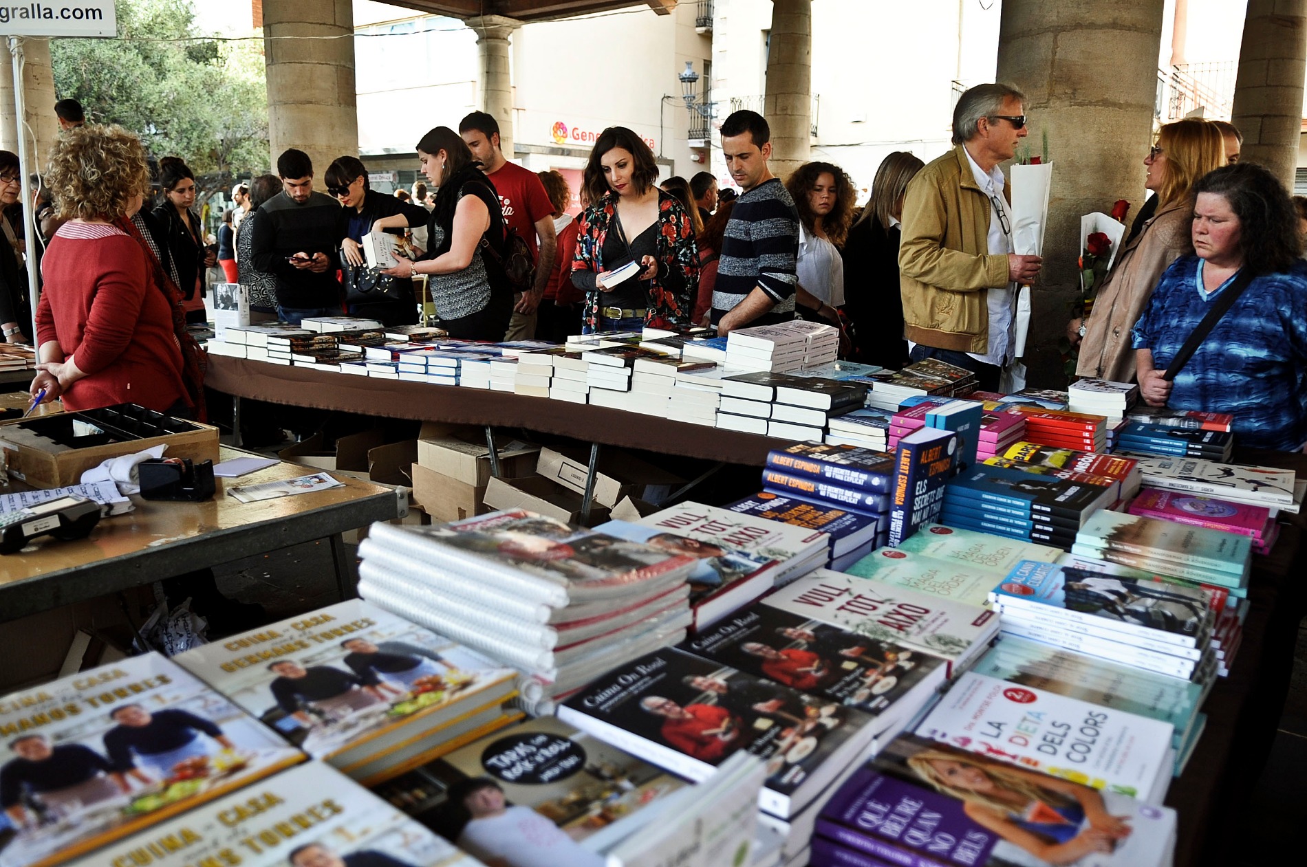 Compradors a les tradicionals parades de llibres de la plaça de la Porxada de Granollers