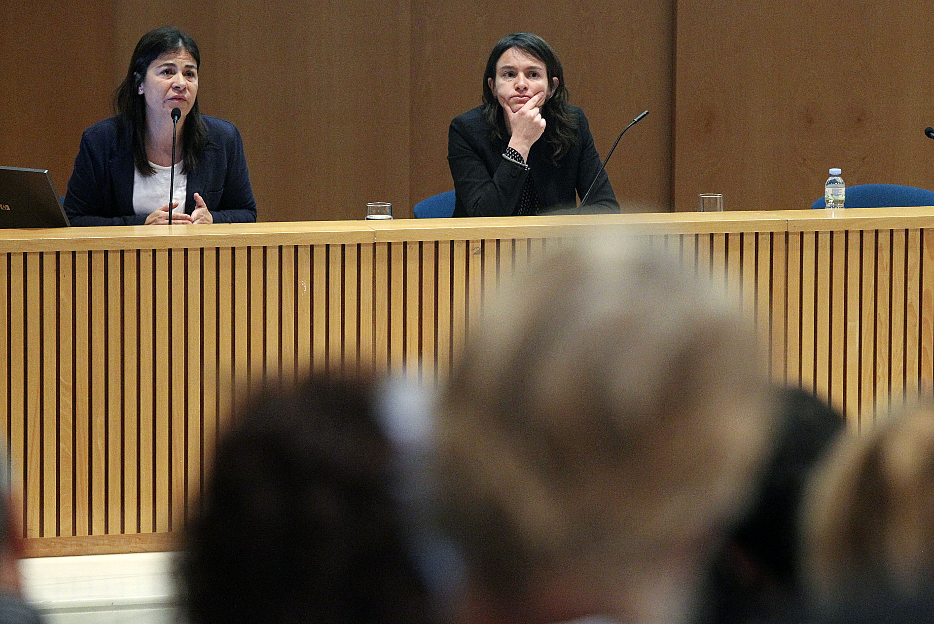 Neus Ferrete i Teresa Masjuan, del DARP, van explicar el decret a Vic