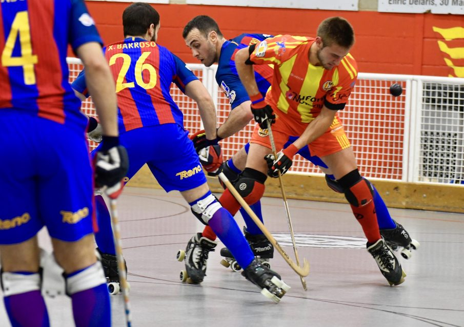 Aniol Mangas lluita per una bola amb el torellonenc Sergi Panadero i Xavi Barroso pel Barça