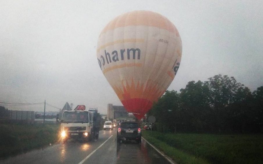 El globus ha hagut d'aterrar gairebé enmig de la carretera