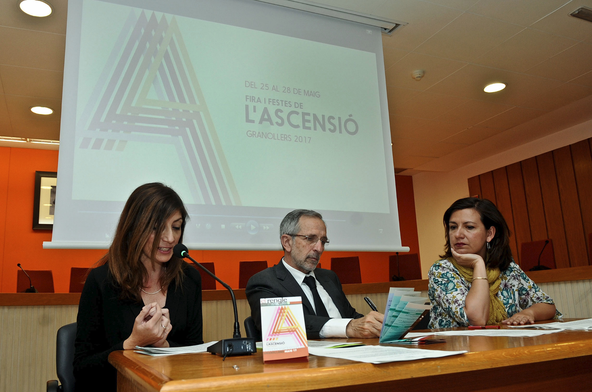 La regidora de Cultura, Mireia López, l'alcalde, Josep Mayoral, i la regidora de Promoció Econòmica, Andrea Canelo, durant la presentació d'aquest dimecres