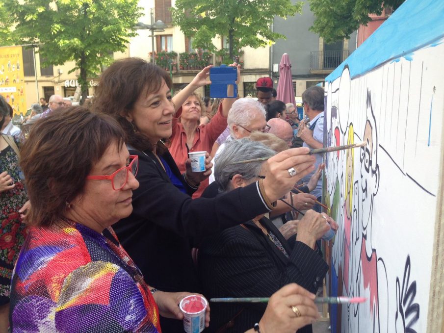 La consellera Dolors Bassa i l'alcaldessa Anna Erra ajuden a pintar un mural