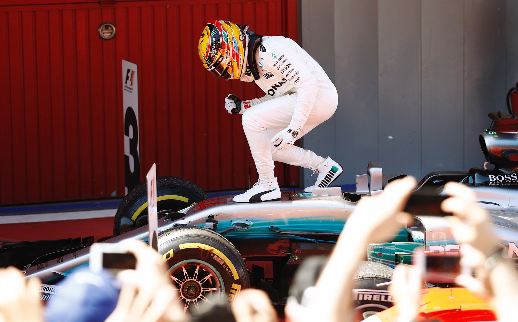 Lewis Hamilton celebra el triomf, en acabar la cursa