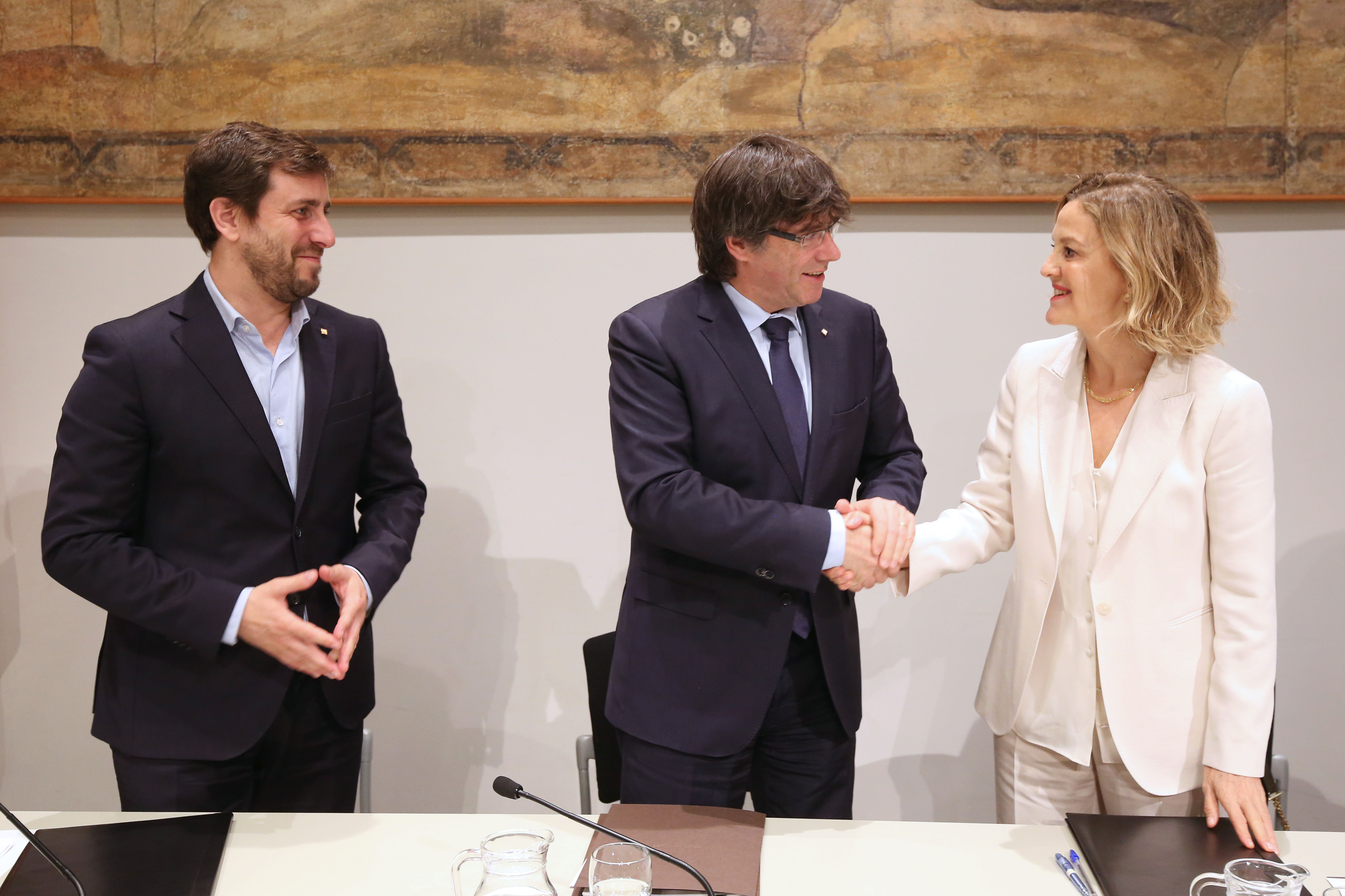 El conseller Anotni Comín, el president Carles Puigdemont i la vicepresidenta de la Fundació Amancio Ortega, Flora Pérez, en l'acte de firma del conveni