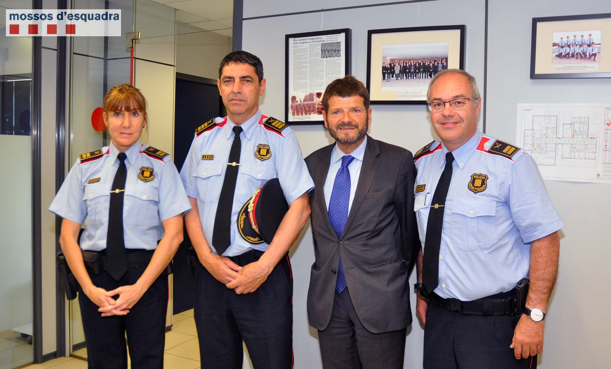 Manresa i Figuera, als extrems, amb Josep Lluís Trapero, major dels Mossos, i Albert Batlle, director general de la Policia