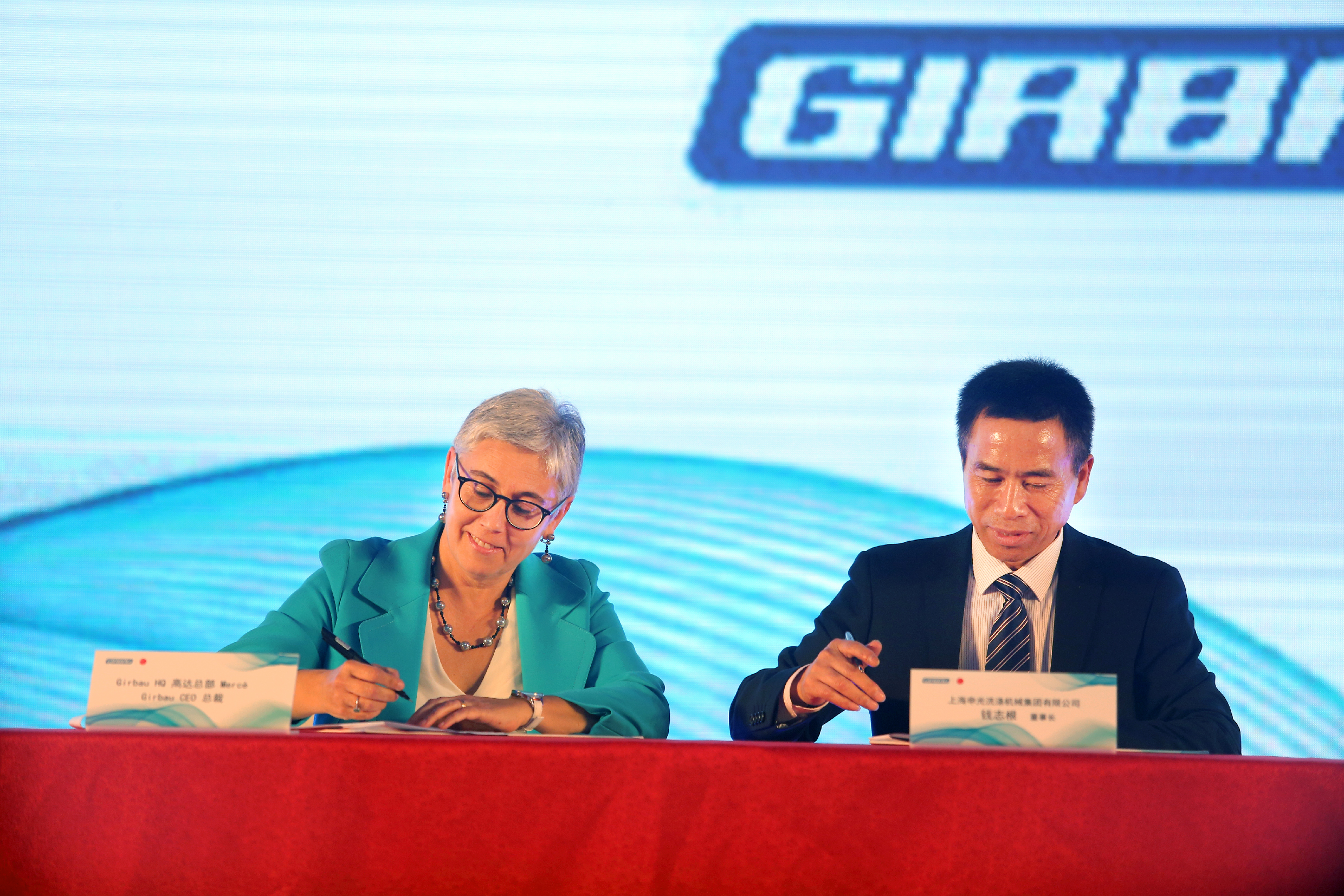La consellera delegada de l'empresa, Mercè Girbau, signant la joint-venture amb Qian Zhigen, CEO de Shenguang