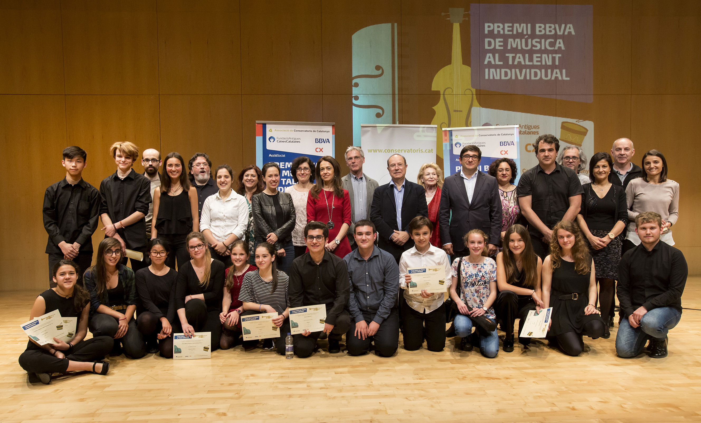 Fotografia de tots els premiats, amb les autoritats, diumenge al vespre a L'Altàntida