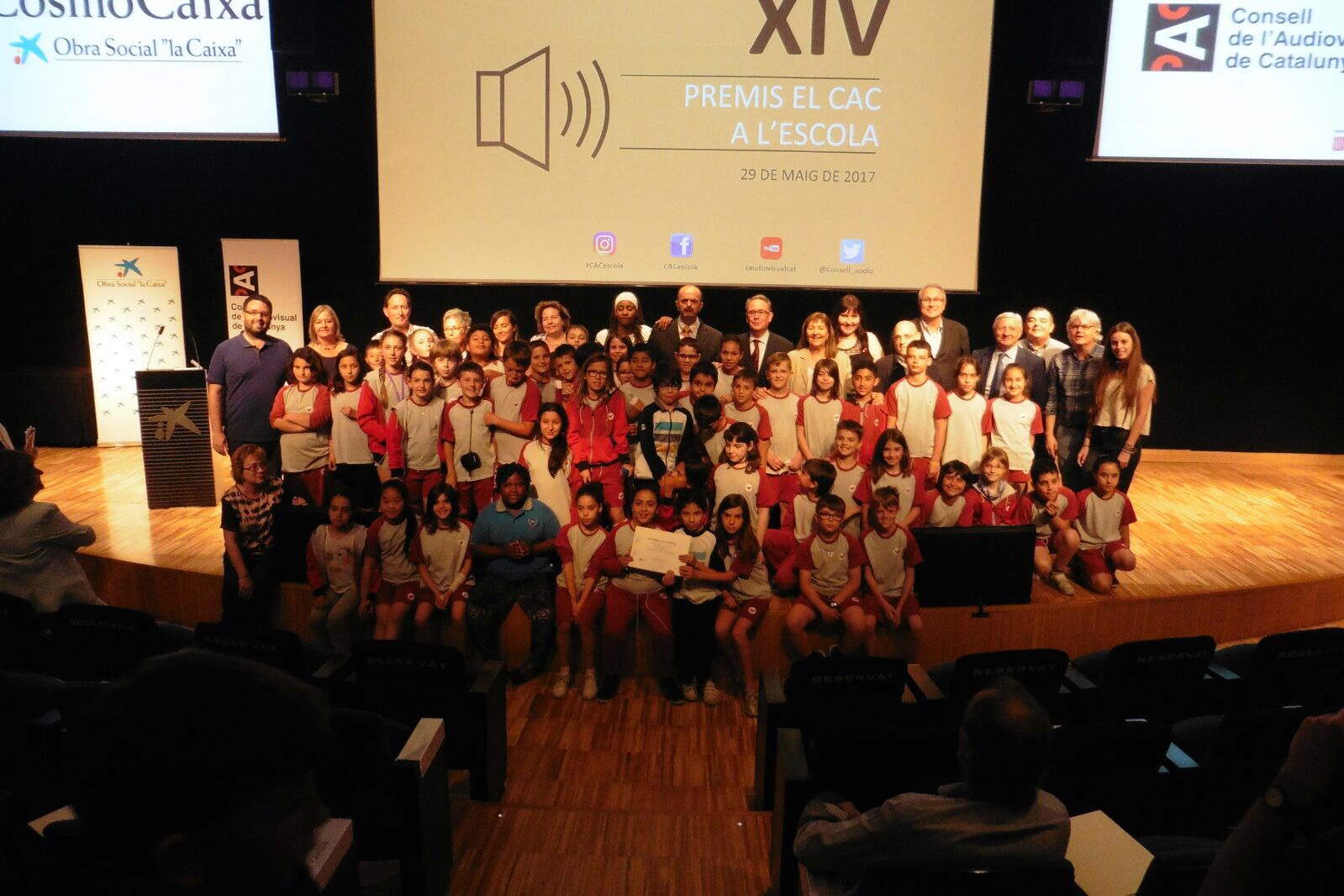 Els alumnes de 4t de primària de l'escola Vedruna de Manlleu, amb el premi