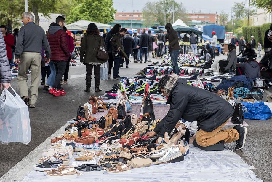 Desenes de manters planten parades els diumenges de mercat a Canovelles