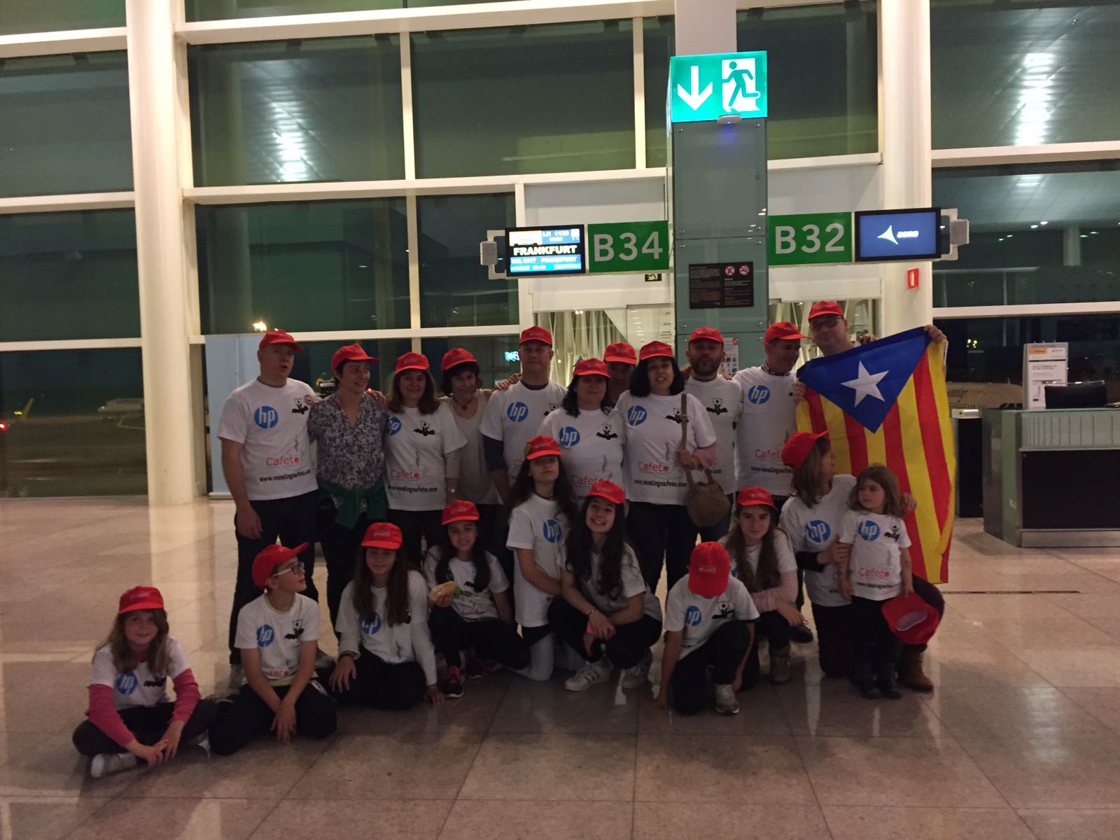 L'equip aquest dimarts a la sortida de l'aeroport del Prat